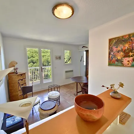 La Pinede - Small 2 Bedroom Sea View - With Swimming Pool