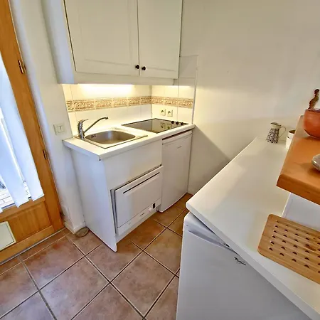 Daire La Pinede - Small 2 Bedroom Sea View - With Swimming Pool