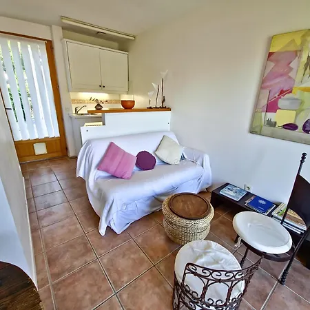 דירה La Pinede - Small 2 Bedroom Sea View - With Swimming Pool לה לבאנדו