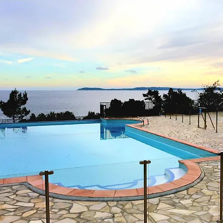 La Pinede - Small 2 Bedroom Sea View - With Swimming Pool
