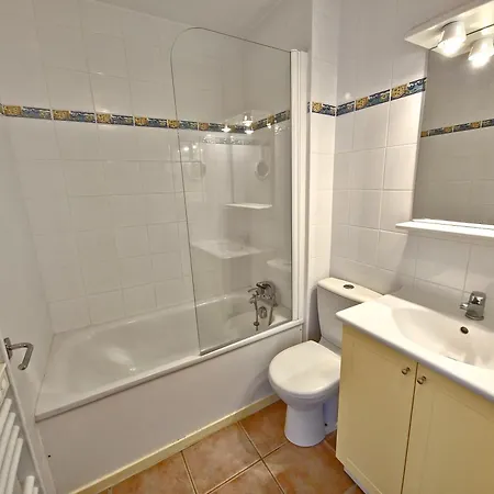דירה La Pinede - Small 2 Bedroom Sea View - With Swimming Pool לה לבאנדו