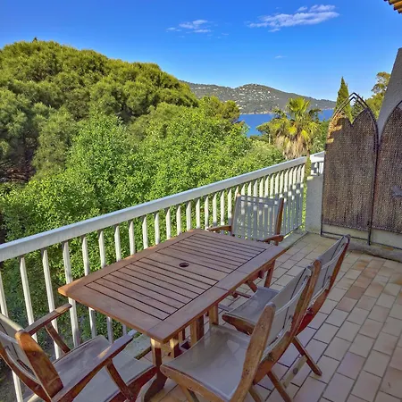 דירה La Pinede - Small 2 Bedroom Sea View - With Swimming Pool לה לבאנדו