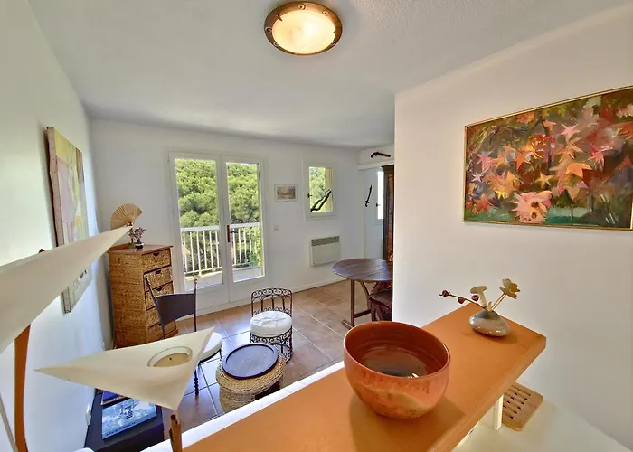 La Pinede - Small 2 Bedroom Sea View - With Swimming Pool