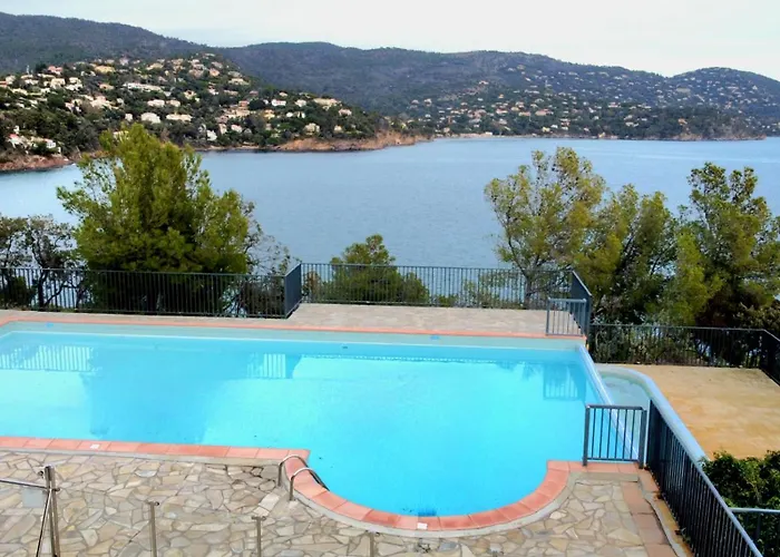 La Pinede - Small 2 Bedroom Sea View - With Swimming Pool Апартаменты Ле-Лаванду