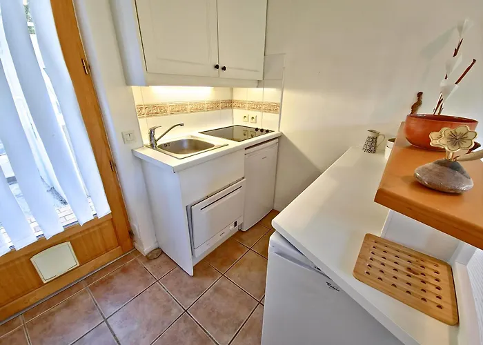 Апартаменты La Pinede - Small 2 Bedroom Sea View - With Swimming Pool