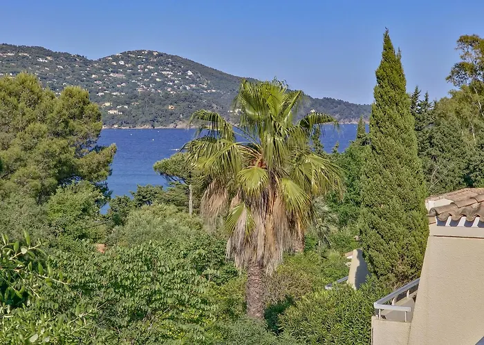 Апартаменты La Pinede - Small 2 Bedroom Sea View - With Swimming Pool Ле-Лаванду