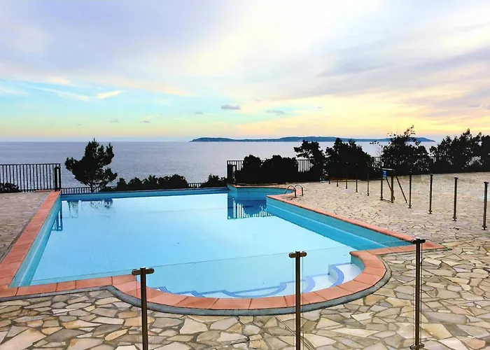 La Pinede - Small 2 Bedroom Sea View - With Swimming Pool