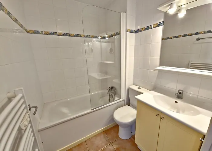 Апартаменты La Pinede - Small 2 Bedroom Sea View - With Swimming Pool Ле-Лаванду