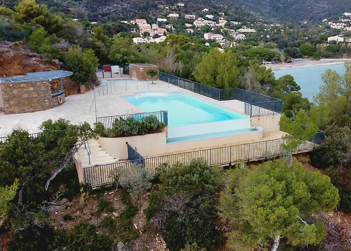 La Pinede - Small 2 Bedroom Sea View - With Swimming Pool Апартаменты